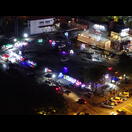 Ein Fahrgeschäft bot auf dem Parkplatz neben dem Food-Festival seine mit LED-Blinkleuchten überladenen kleine Fahrzeuge an